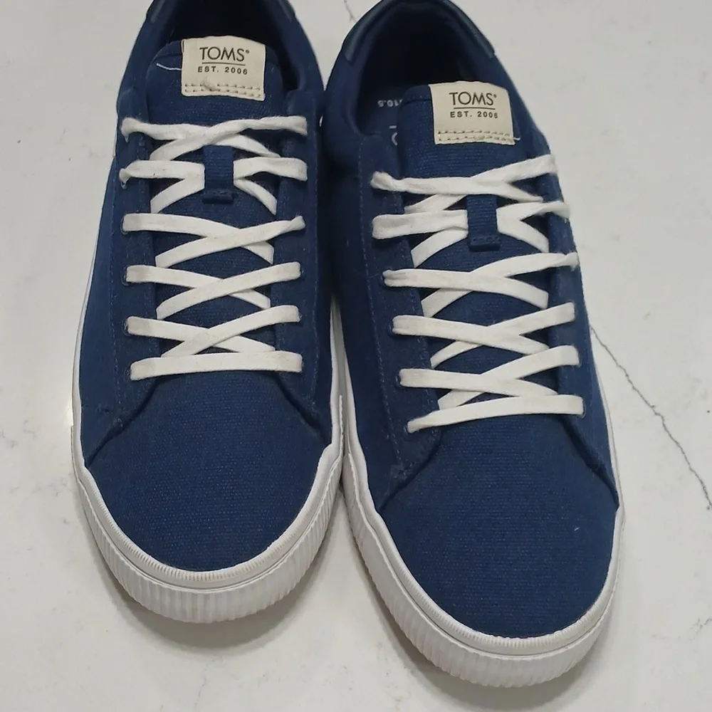TOMS Men's Blue Canvas Sneakers. Size 10.5, pre-owned excellent conditions